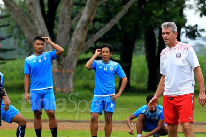 Pelatih Arema FC Joko Susilo  (bertopi)bersama pelatih fisiknya Dusan Momcilovic (baju putih) dalam sesi latihan skuat Singo Edan