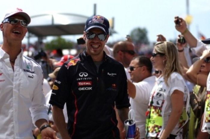 Michael Schumacher (Mercedes) dan Sebastian Vettel (Sebastian vettel) bersiap menjalani sesi latihan bebas di Sirkuit Hungaroring, Hungaria, 29 Juli 2012.