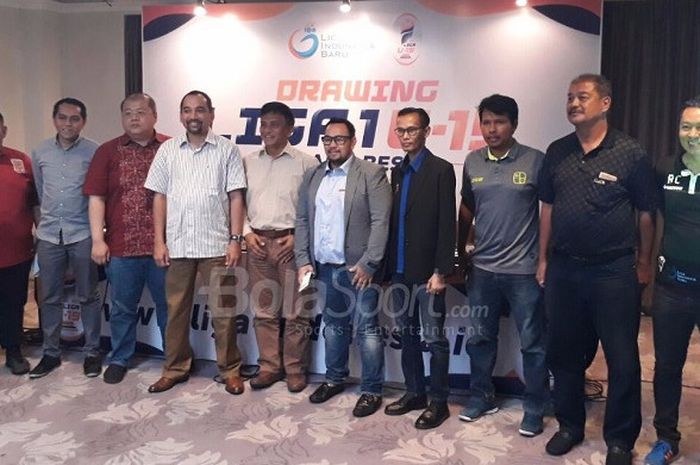 PT LIB dan delapan klub Liga 1 U-19 selepas acara drawing babak delapan besar di Hotel Royal Kuningan, Jakarta Selatan, Rabu (11/10/2017)