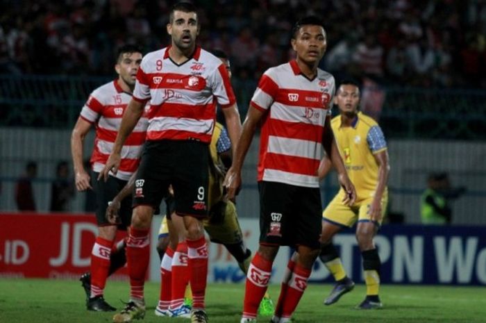 Para pemain Madura United dalam pertandingan Kejuaraan Sepak Bola Torabika (TSC) 2016 menghadapi Barito Putera di Stadion Bangkalan pada Sabtu (27/8/2016).