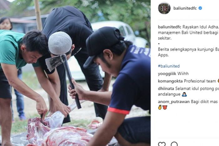 Pemain dan ofisial tim Bali United ikut rayakan Idul Adha bersama warga kurang mampu.