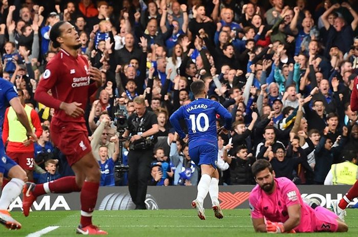 Gelandang Chelsea, Eden Hazard (tengah), merayakan gol yang dicetak ke gawang Liverpool FC dalam laga Liga Inggris di Stadion Stamford Bridge, London, Inggris pada 29 September 2018.