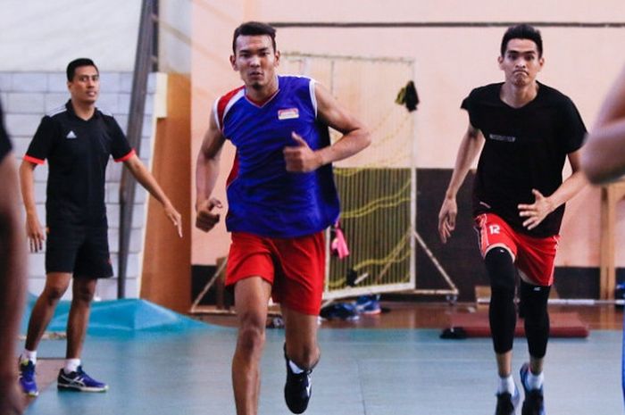 Pebola voli putra nasional, Hernanda Zulfi (jersey biru), menjalani latihan di Padepokan Voli Sentul