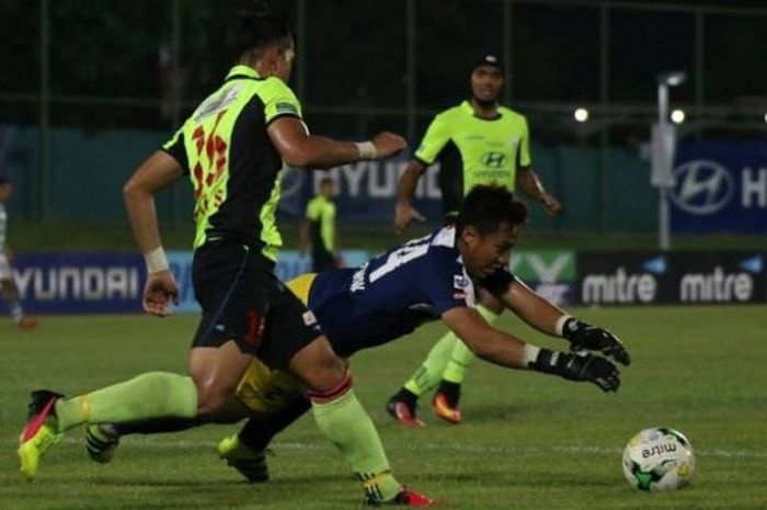 Kiper Geylang International, Syazwan Buhari mencoba mengamankan bola dari pemain Tampines Rovers, Hafiz Abu Sujad di Stadion Jurong Barat, Singapura, Kamis (4/8/2016) malam. 