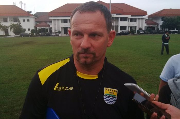 Pelatih Persib Bandung, Dejan Antonic, usai memimpin timnya dalam sesi latihan di lapangan Sesko AD, Bandung, Pada Senin (7/3/2016).