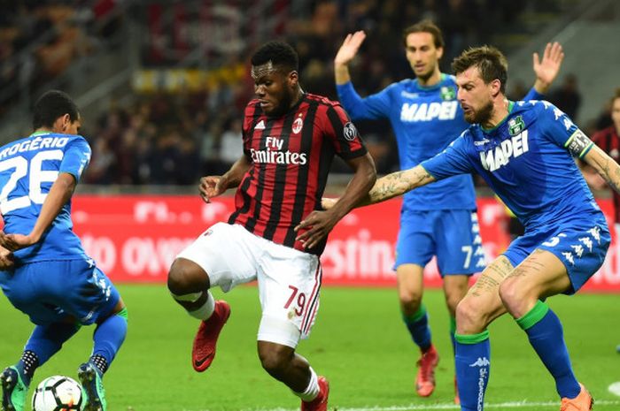 Gelandang AC Milan, Franck Kessie, dikepung tiga pemain lawan dalam laga melawan Sassuolo pada lanjutan Liga Italia, Senin (9/4/2018) dini hari WIB di Stadion San Siro, Milan.