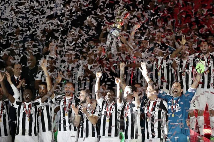 Para pemain Juventus merayakan keberhasilan menjuarai Coppa Italia setelah mengalahkan AC Milan dalam laga final di Stadion Olimpico, Roma pada 9 Mei 2018.