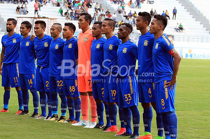  Pemain Persiba Balikpapan berpose menjelang laga melawan Sriwijaya FC pada babak penyisihan Grup B Piala Gubernur Kaltim 2018 di Stadion Batakan Kalimantan Timur, Sabtu (24/02/2018) sore. 