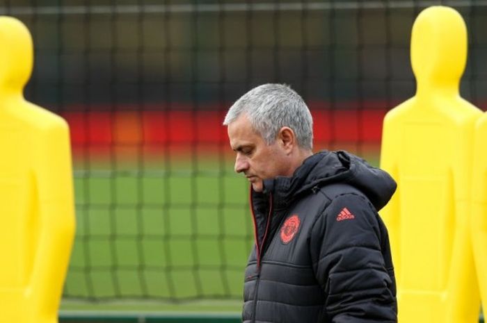 Manajer Manchester United, Jose Mourinho, memimpin sesi latihan timnya di Aon Training Complex, Manchester, Inggris, 21 Februari 2017.