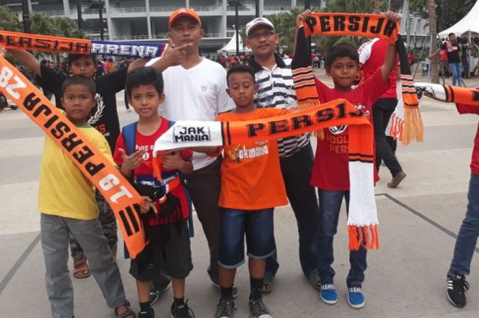 The Jakmania asal Tambun, Sam (Topi Oren) datang bersama anak-anak SSB Putra Utama ke SUGBK demi mendukung Persija Jakarta melawan Home United, Selasa (15/5/2018)