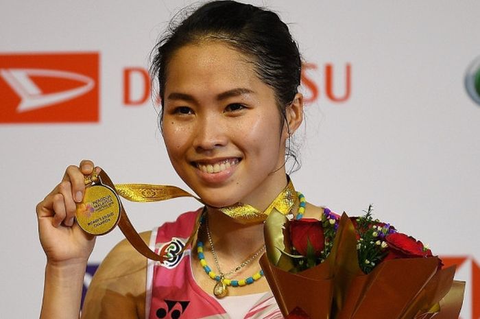 Pebulu tangkis tunggal putri Thailand, Ratchanok Intanon, berpose dengan medali emas yang diraihnya setelah menjadi juara pada turnamen Malaysia Masters 2018.