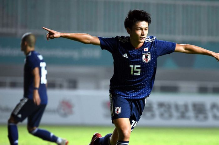 Penyerang timnas U-23 Jepang, Ayase Ueda, melakukan selebrasi setelah mencetak gol ke gawang Uni Emirat Arab pada semifinal sepak bola Asian Games 2018 di Stadion Pakansari, Bogor, Rabu (29/8/2018).