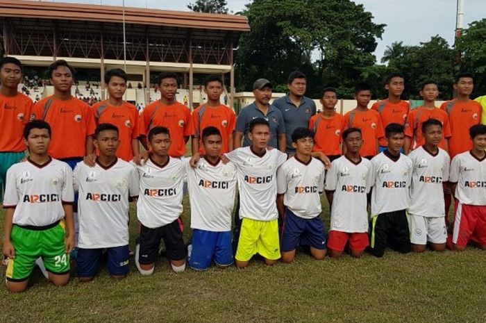 Fachry Husaini bersama peserta seleksi Timnas U-16. Foto: Dokumentasi Asprov Riau