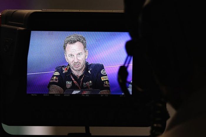 Pimpinan tim Red Bull Racing, Christian Horner, diliat dari layar monitor kamera televisi saat menjawab pertanyaan wartawan dalam konfrensi pers GP F1 Australia di Siakuit Albert Park, Melbourne, (24/4/2017).