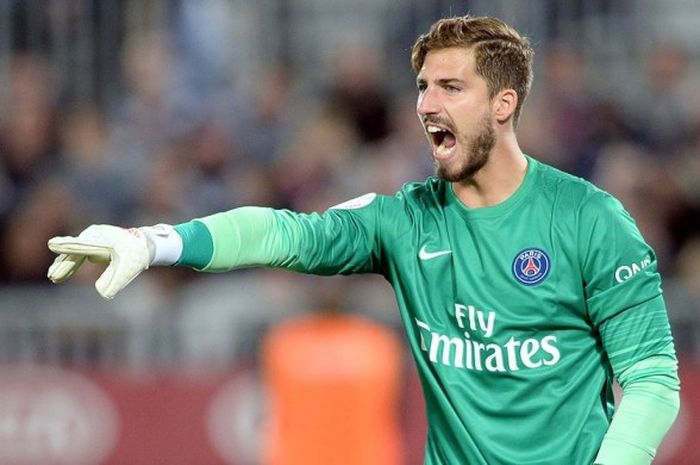 Aksi kiper Paris Saint-Germain, Kevin Trapp, saat tampil melawan Bordeaux dalam laga lanjutan Ligue 1 2015-2016 di Stadion Matmut Atlantique, Bordeaux, pada 11 Mei 2016.