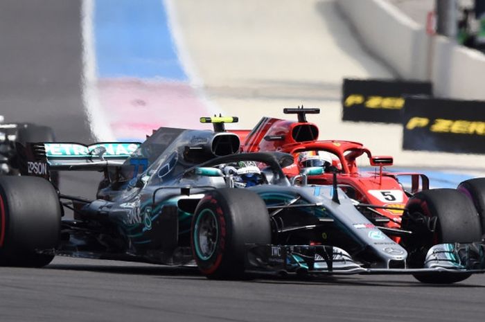 Pebalap Mercedes, Valtteri Bottas (mobil warna perak, kanan), sebelum ditabrak Sebastian Vettel (Ferrari) di tikungan 1 Sirkuit Paul Ricard yang menjadi arena balap GP Prancis 2018 pada ajang Formula 1 (F1), Minggu (24/6/2018).