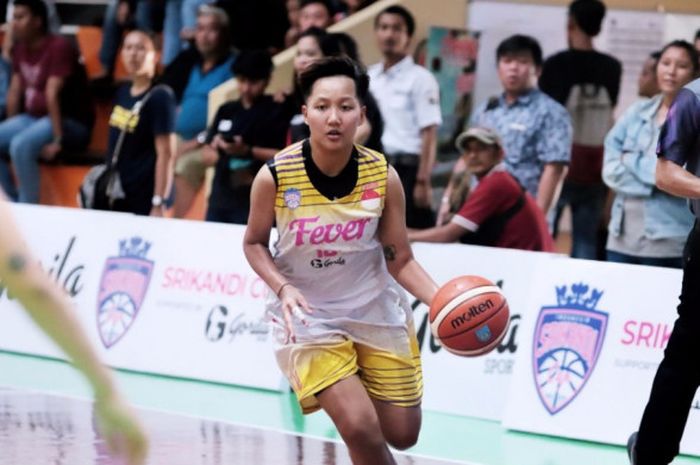 Pebasket Surabaya Fever, Natasha Debby Christaline, mendribel bola saat menjalani laga melawan Tenaga Baru Pontianak pada babak semifinal Srikandi Cup 2018 Seri 3 Jakarta di GOR Lokasari, Jakarta, Minggu (23/3/2018).