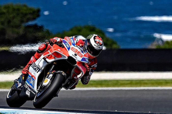 Pebalap tim Ducati, Jorge Lorenzo memacu motornya saat tampil di sesi latihan bebas 4 (FP4) MotoGP Australia yang berlangsung di Sirkuit Phillip Island, Victoria (21/10/2017).
