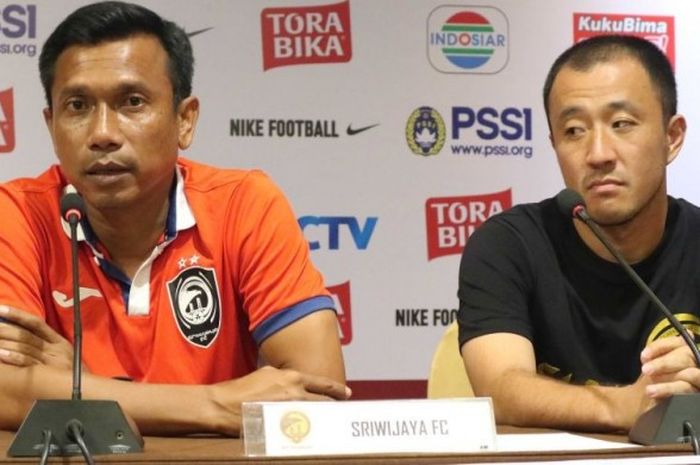 Pelatih Sriwijaya FC, Widodo C Putro, bersama gelandang asal Korea Selatan, Yu Hyun-koo, berbicara di konferensi pers jelang perempat final Piala Presiden 2017.
