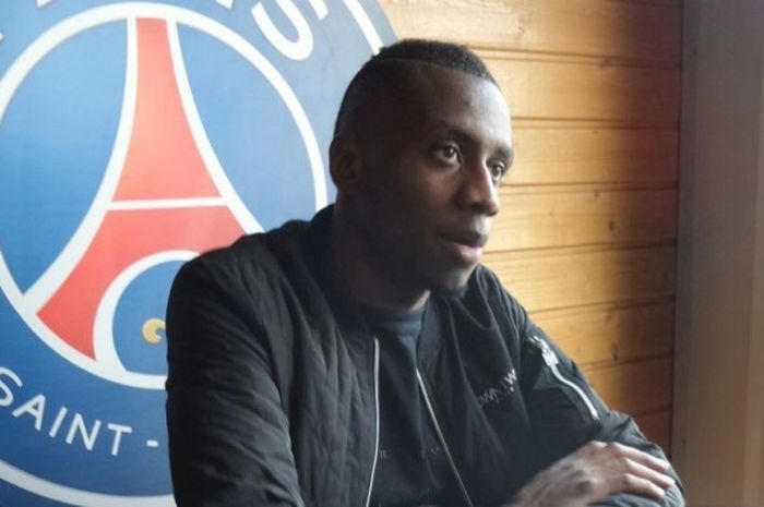 Gelandang PSG, Blaise Matuidi, berbicara pada media di markas latihan PSG, yang terletak di Camp des Loges, Paris, Prancis, Kamis (20/10/2016).