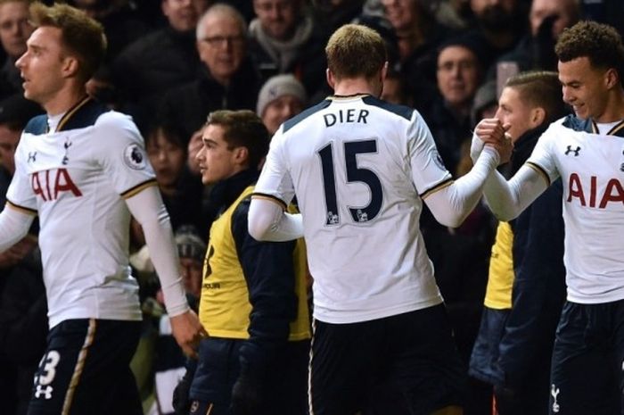 Gelandang Tottenham Hotspur, Dele Alli (kanan), merayakan gol yang dia cetak ke gawang Chelsea bersama rekannya, Eric Dier, dalam laga Premier League di White Hart Lane, London, 4 Januari 2017.