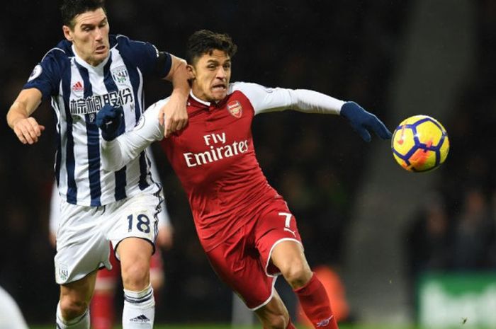 Bintang Arsenal, Alexis Sanchez, berebut bola dengan pemain West Bromwich Albion, Gareth Barry,, pada lanjutan Liga Inggris di Stadion The Hawthorns, Senin (1/1/2018) dini hari WIB.