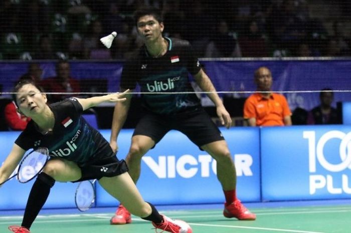 Pasangan ganda campuran Indonesia, Praveen Jordan/Debby Susanto, mengembalikan kok dari pasangan Thailand, Nipitphon Phuangphuapet/Jongkolpan Kitiharakul, pada babak pertama Malaysia Terbuka 2017 di Stadion Perpaduan, Kuching, Rabu (5/4/2017).