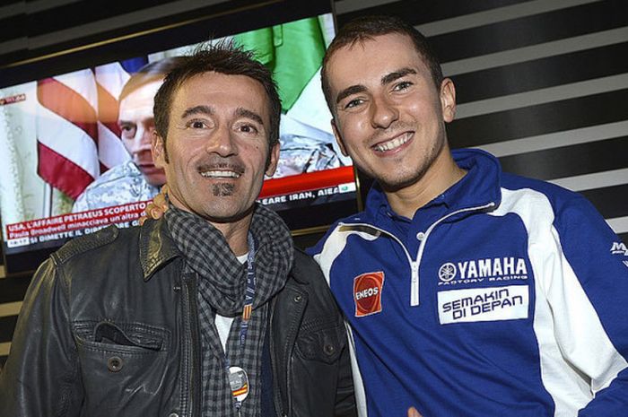 Legenda balap motor asal Italia, Max Biaggi (kiri), berpose dengan pebalap Spanyol, Jorge Lorenzo.