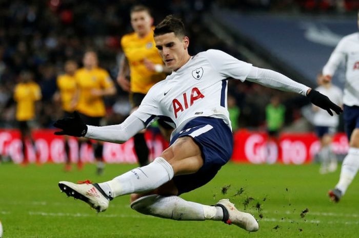 Gelandang Tottenham Hotspur, Erik Lamela, melepaskan tembakan dalam laga ulangan babak keempat Piala FA kontra Newport County di Stadion Wembley, London, Inggris, pada 7 Februari 2018.