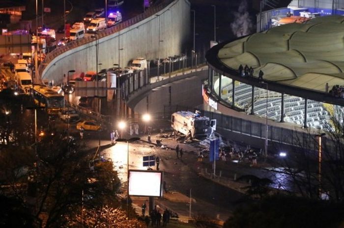 Suasana di sekitaran stadion Vodavone Arena, Istanbul, Turki, seusai terjadi serangan bom pada Sabtu (10/12/2016) malam waktu setempat.