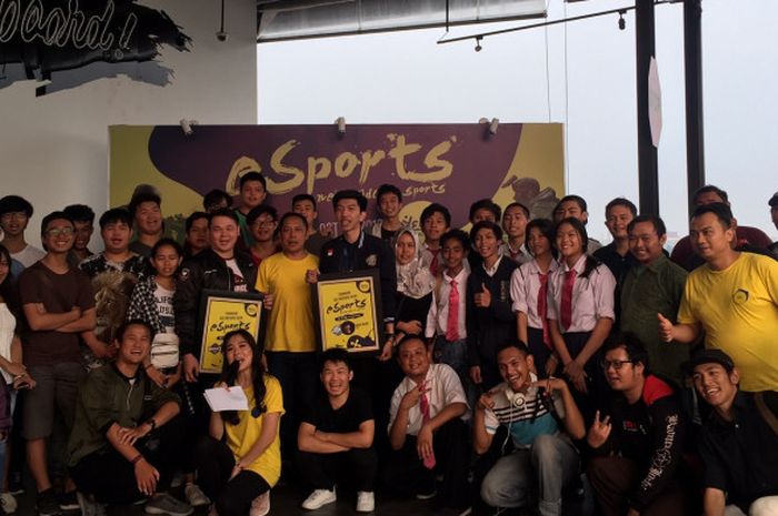 Perwakilan PG Barracx dan EVOS, Dennis Putra dan Yansen Wijaya berfoto bersama audiens bincang eSPorts, New Side of Sports, di Yello Hotel, Jakarta, Jumat (12/10/2018).