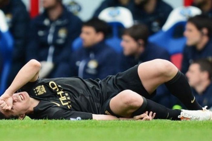 Gelandang Manchester City, Samir Nasri, tergeletak dalam pertandingan Premier League kontra Crystal Palace di Selhurst Park, London, Inggris, 27 April 2014.