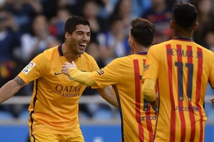 Penyerang FC Barcelona, Luis Suarez, merayakan gol ke gawang Deportivo La Coruna, dalam lanjutan La Liga di Estadio Municipal de Riazor, Rabu (20/4/2016) waktu setempat.