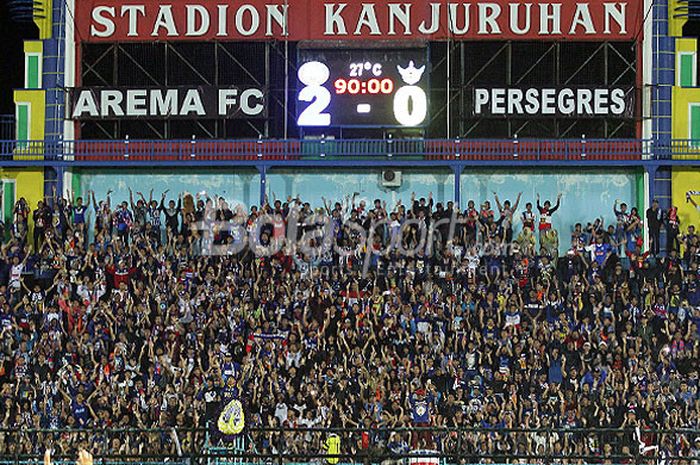  Aremania menyambut kemenangan tim pujaam mereka, Arema, atas Persegres Gresik United pada pekan ke-31 Liga 1 di Stadion Kanjuruhan Malang, Jawa Timur, Rabu (25/10/2017) malam. 