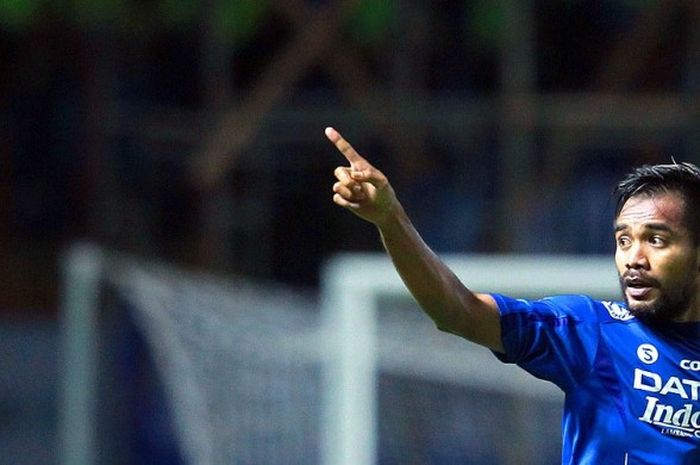 Gelandang Persib Bandung, Zulham Zamrun, melakukan selebrasi usai mencetak gol ke gawang Bhayangkara