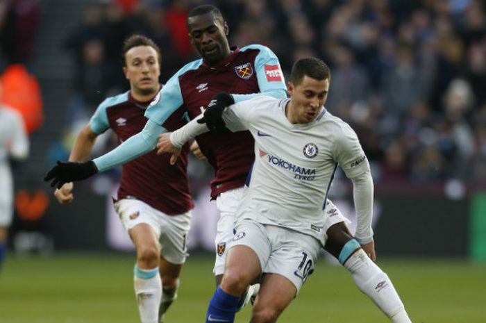 Bintang Chelsea, Eden Hazard, dalam laga kontra West Ham United di London Stadium, Sabtu (9/12/2017)