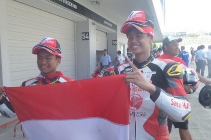 Pebalap Astra Honda Racing Team, Irfan Ardiansyah (kanan) dan Rheza Danica Ahrens, merayakan kemenangan setelah finis di urutan pertama pada balapan Suzuka 4 Hours di Sirkuit Suzuka, Jepang, Sabtu (30/7/2016) siang waktu setempat.