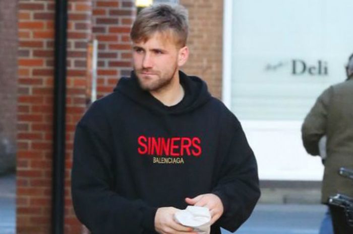 Bek Manchester United, Luke Shaw, saat berbelanja di pusat kota Manchester pada Senin (12/2/2018)