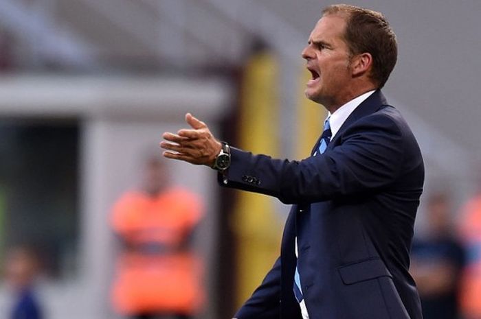 Reaksi pelatih Inter Milan, Frank de Boer, saat memimpin timnya melawan Palermo dalam laga Serie A di Giuseppe Meazza, 28 Agustus 2016.