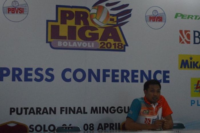 Asisten pelatoh tim bola voli putra Jakarta BNI Taplus, Wayan Windu Segara berbicara dalam konferensi pers pada putaran kedua final four Proliga 2018 di GOR Sritex Arena, Solo, Sabtu (7/4/2018).