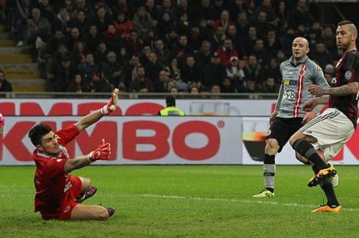 Pemain AC Milan, Jeremy Menez (kanan), mencetak gol ke gawang Alessandria dalam laga leg kedua semifinal Coppa Italia di Stadion San Siro, Milan, Italia, 1 Maret 2016.