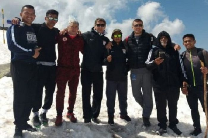 Atlet Gulat Indonesia Kumandangkan Lagu Bagimu Negeri di Puncak Gunung Vitosha Bulgaria