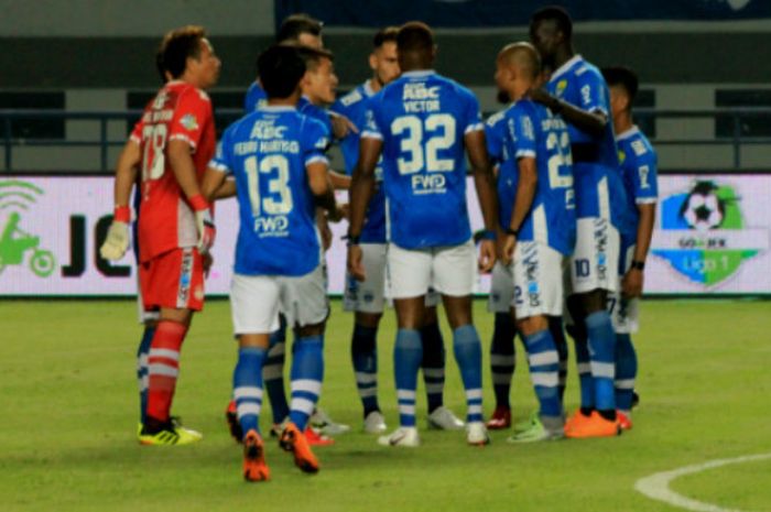  Skuat Persib Bandung sesaat sebelum sepak mula laga Persib vs PSIS di Stadion Gelora Bandung Lautan Api, Minggu (8/7/2018). 