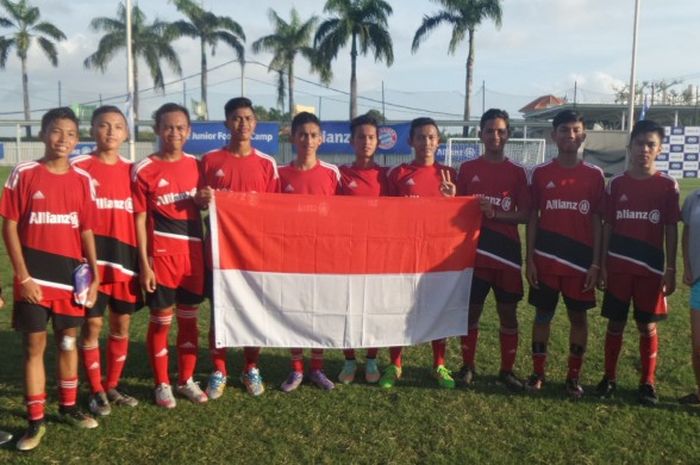 Ke-10 perwakilan Indonesia dalam proses seleksi Allianz Junior Football Camp Asia 2016 berpose bersama para pendampingnya usai penutupan sesi latihan dan turnamen di Canggu Club, Badung, 21 Juli 2016.