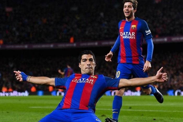 Luis Suarez melakukan selebrasi setelah mencetak gol pertama kemenangan 3-1 Barcelona atas Athletic Bilbao di Stadion Camp Nou, Rabu (11/1/2017) waktu setempat.