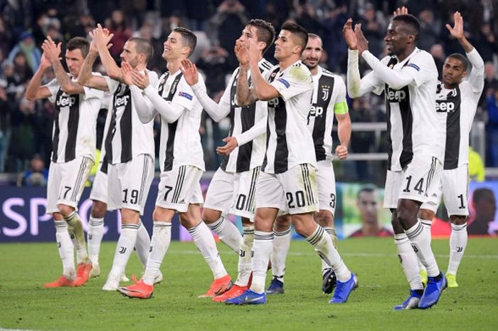 Para pemain Juventus merayakan kemenangan atas Valencia dalam laga Grup H Liga Champions di Stadion Allianz, Turin, Italia pada 27 November 2018.