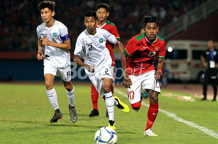 Gelandang timnas U-16 Indoesia, Hamsa Lestaluhu (kanan), adu lari dengan pemain Timor Leste pada laga keempat Grup A Piala AFF U-16 2018 di Stadion Gelora Delta Sidoarjo, Jawa Timur, Sabtu (04/08/2018) malam.