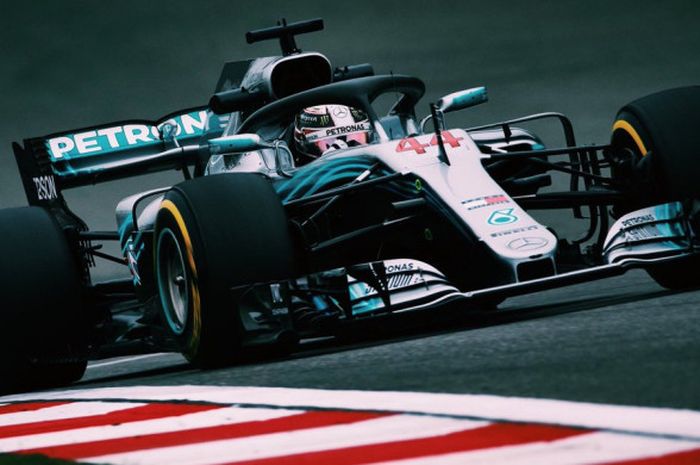Pebalap Mercedes, Lewis Hamilton, mencetak waktu lap terbaik keempat pada sesi kualifikasi F1 GP China di Sirkuit Internasional Shanghai, Sabtu (14/4/2018).