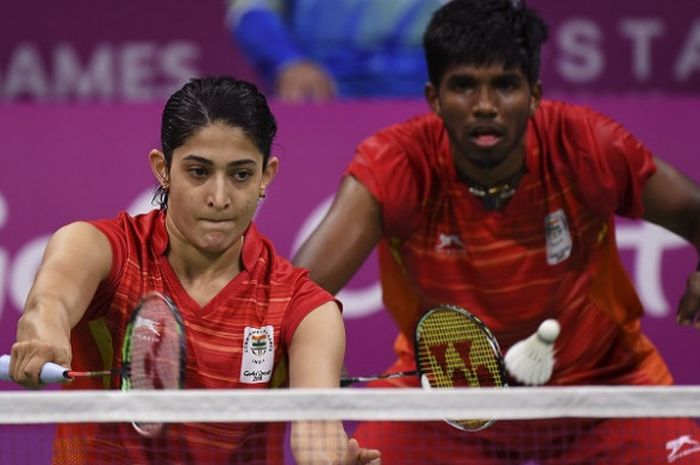 Pasangan ganda campuran India, Satwiksairaj Rankireddy/Ashwini Ponnapa,bersiap melakukan servis ke arah Yong Kai Terry Hee/Jia Ying Crystal Wong (Singapura) pada semifinal beregu campuran Commonwealth Games 2018 di Carrara Sports Arena, Gold Coast, Australia, Minggu (8/4/2018).