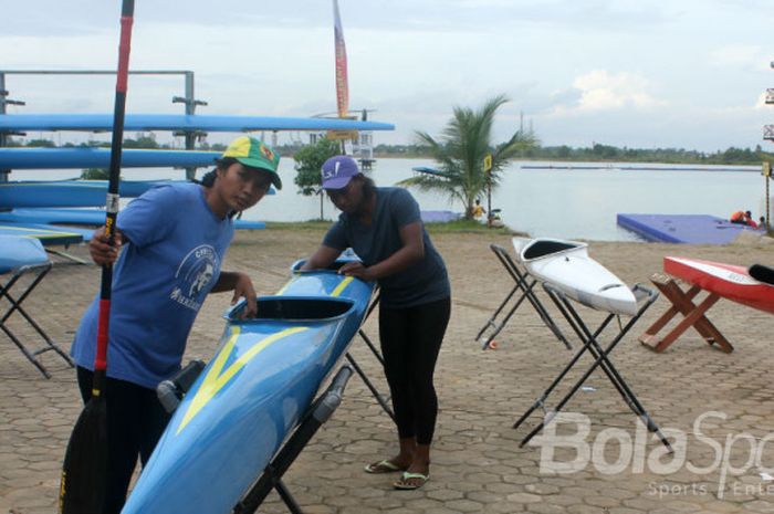Dua peserta kejurnas Dayung Canoe Sprint 2017 melakukan persiapan di venue Jakabaring Sport City Palembang. 